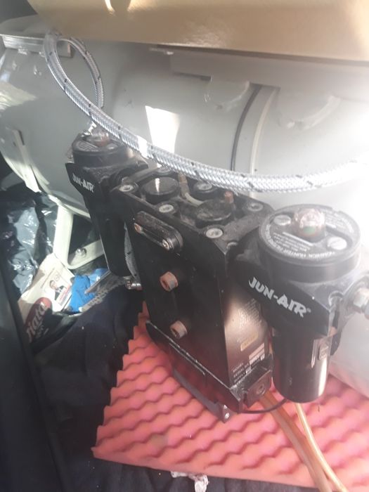 vând Compresor aer fără ulei Jun-air 150 li