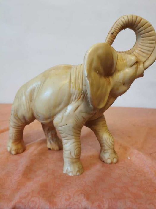 Elefant                           .