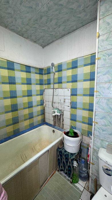 Калениский 13-мактаб 3 қаватда 1 хонали квартира сотилади.ID: 1461
