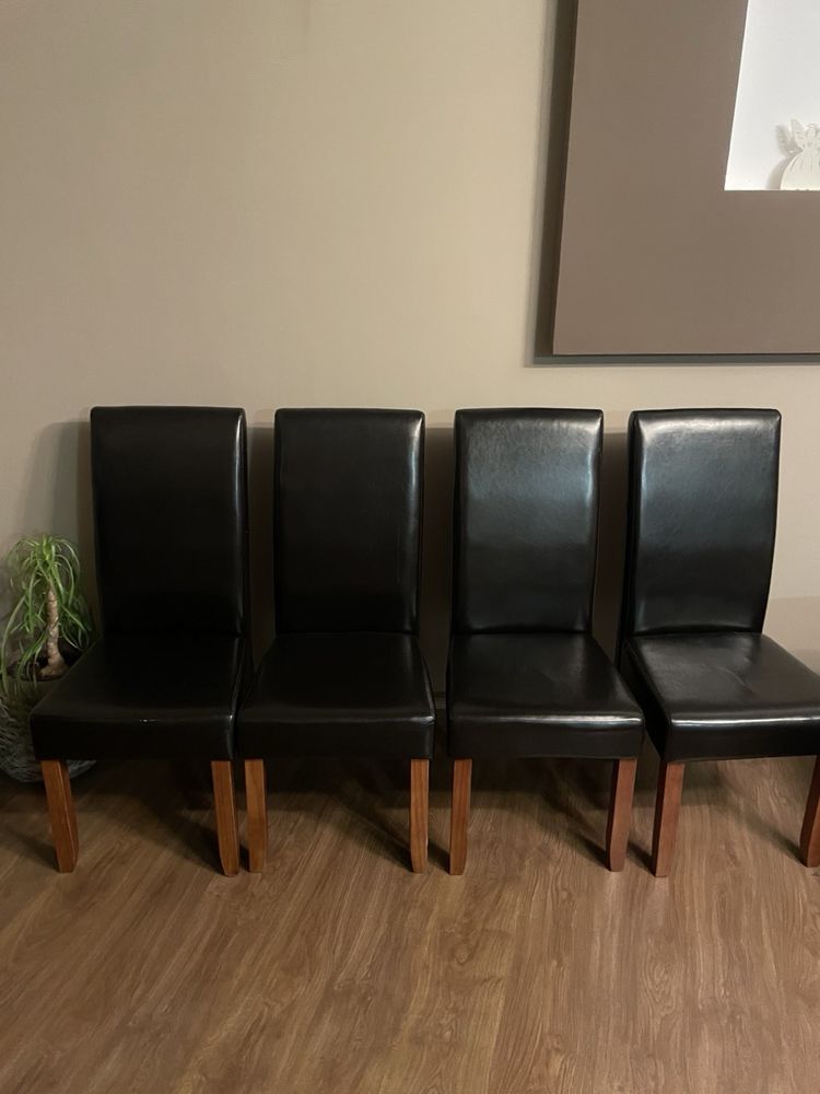 Продавам четири трапезни стола от Jusk