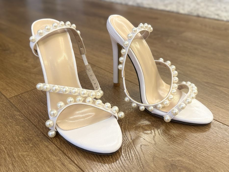 Бели обувки на ток