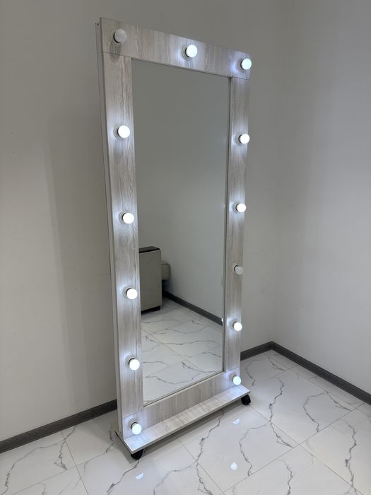 Зеркало с лампами для магазина