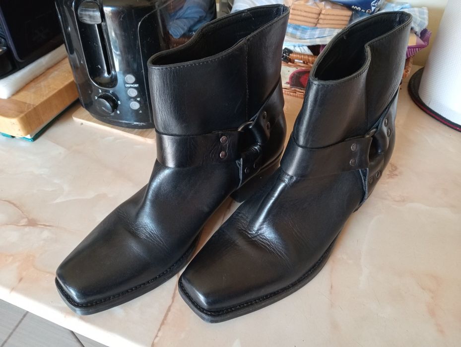 Vând stivale,ciocate