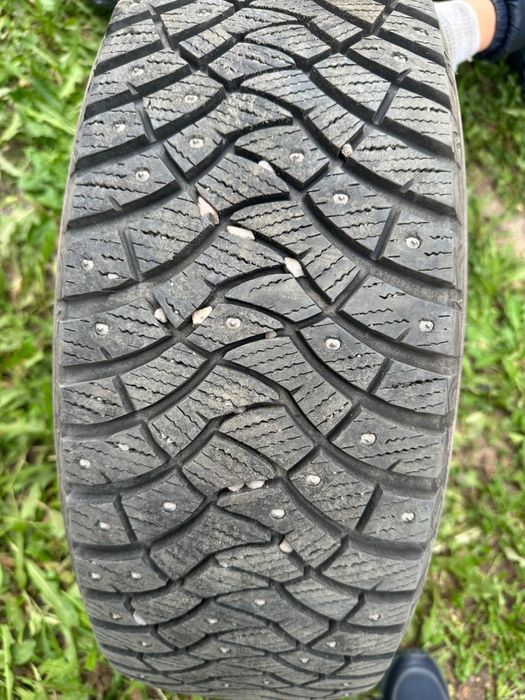 Продам зимние шины на шипах Dunlop 215 55 R17