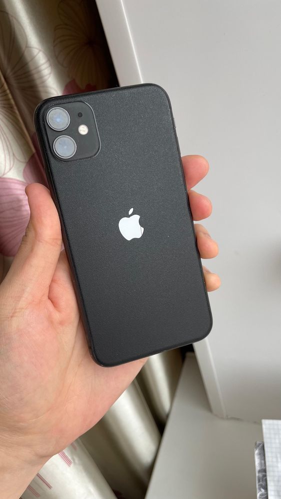 Продам Айфон 11 (Iphone 11) +в подарок беспроводные наушники.