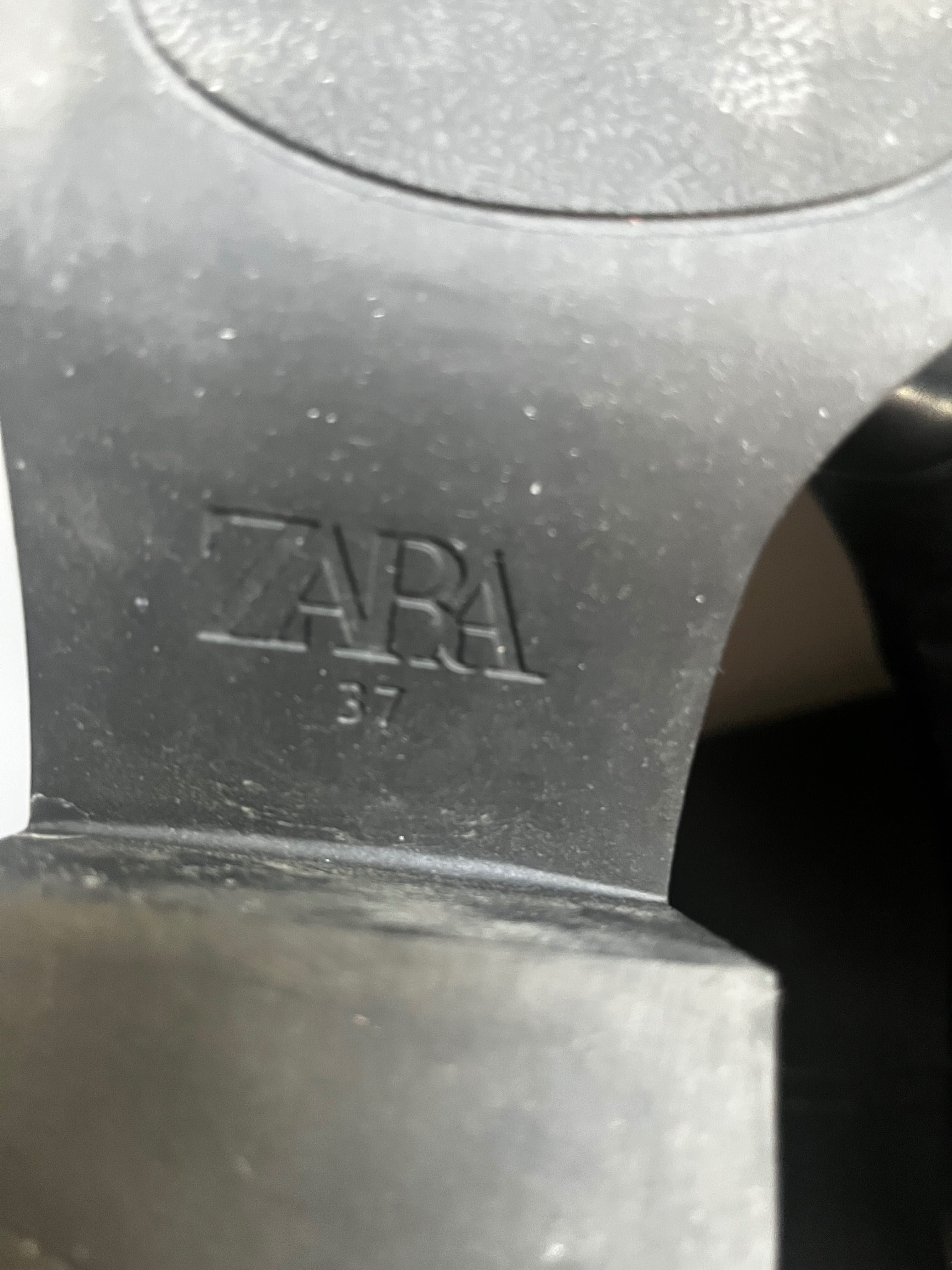 Нови черни ботуши Zara