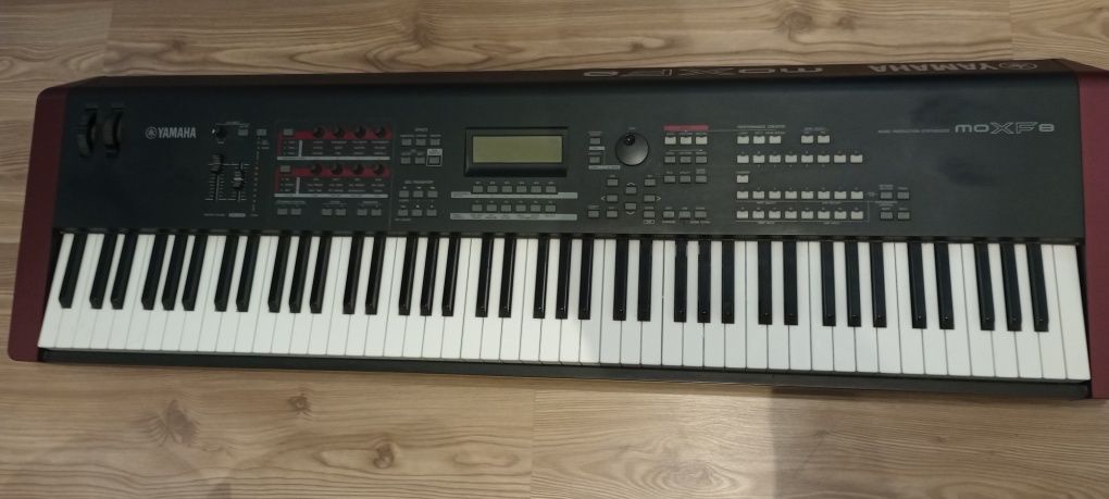 Продавам Синтезатор Yamaha MOXF 8