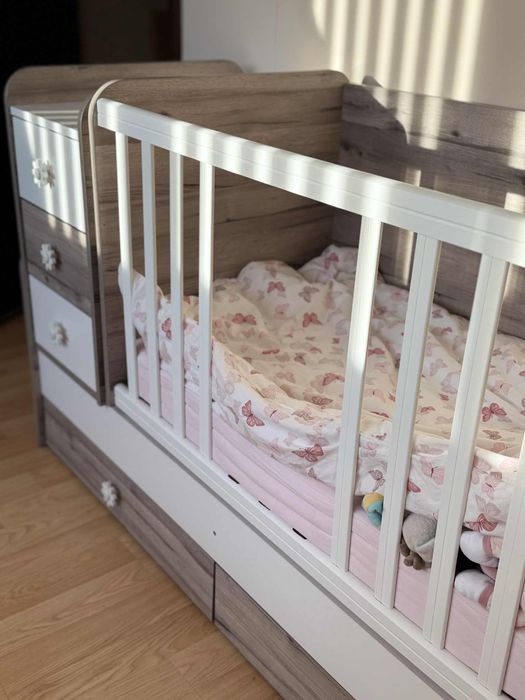 Детско легло с люлеещ механизъм