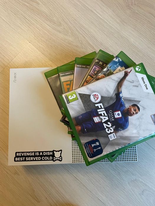 Vând Xbox One S + 7 jocuri