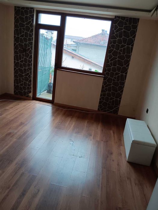 Етаж от къща с тераса и двор в кв. Левски