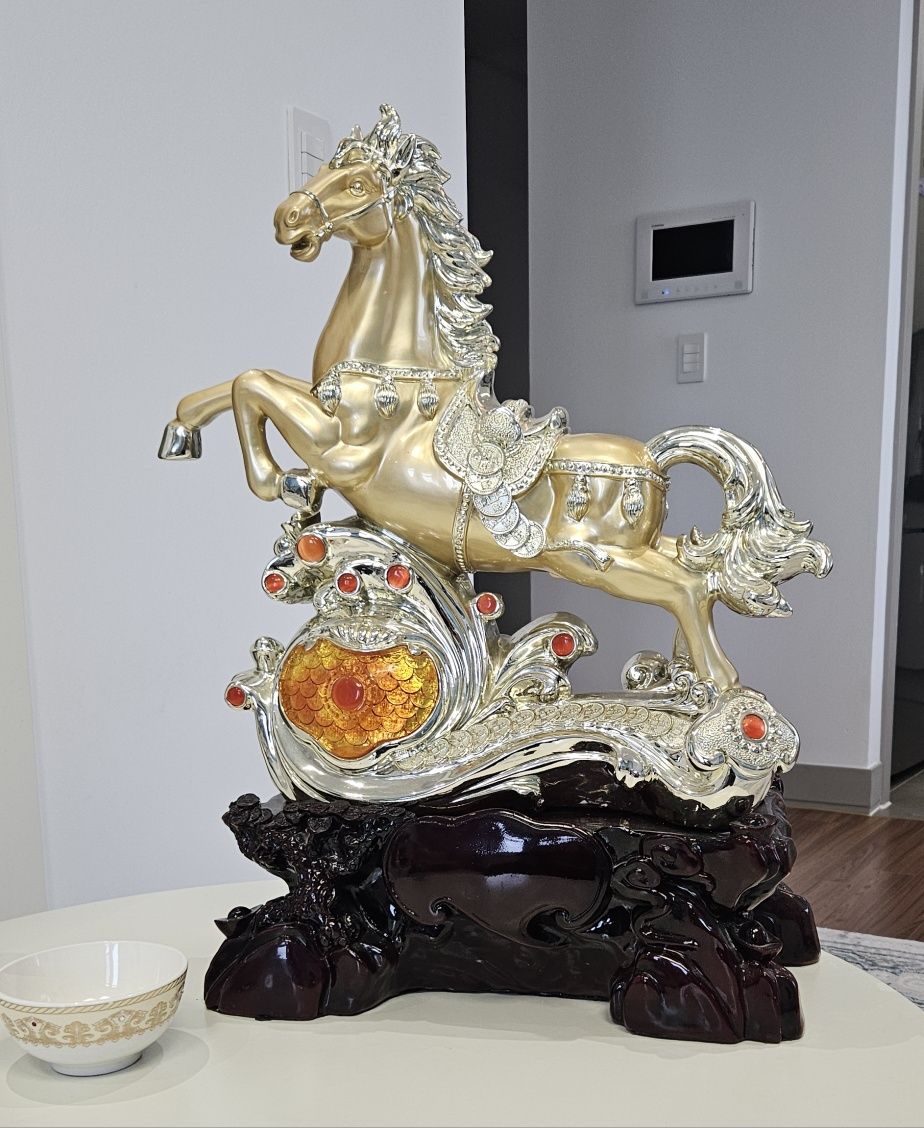 Продам статую "Золотой Конь Удачи" (крутой подарок)