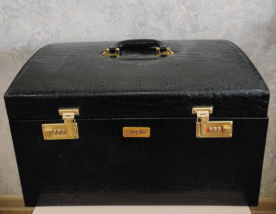 Продаётся чемодан -кейчс с выдвижными ящиками.НОВЫЙ