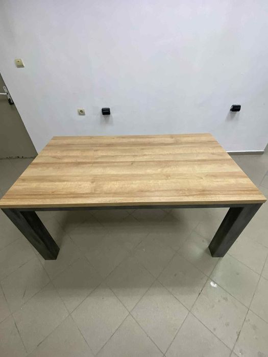 Трапезна маса в много добро състояние