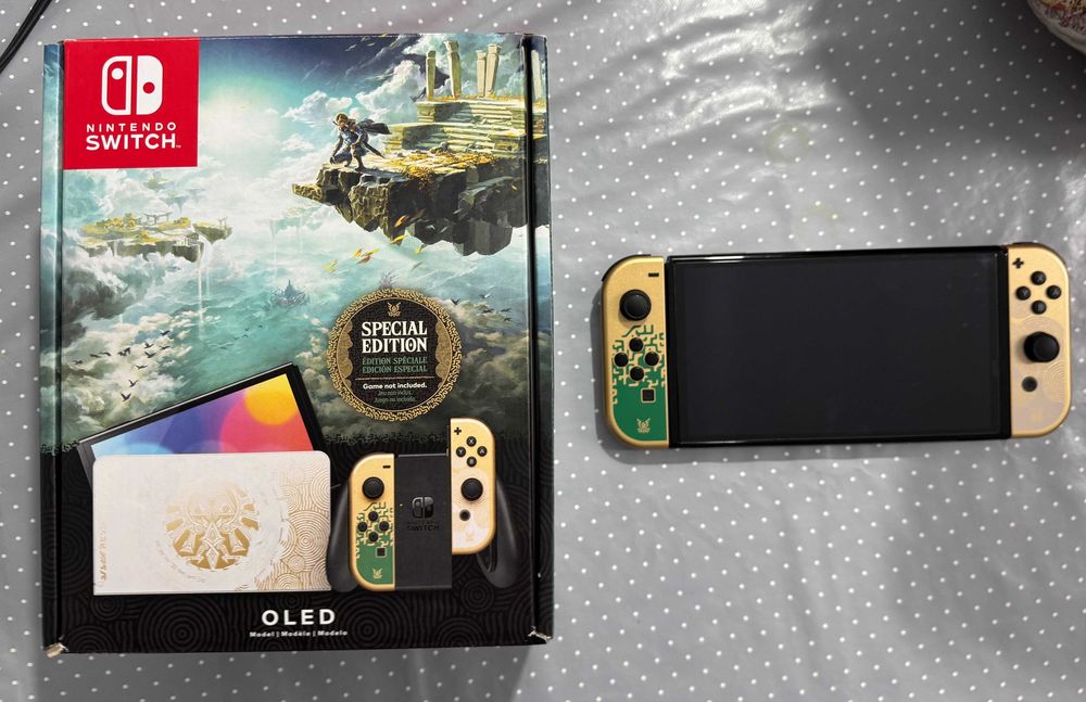 Vand NINTENDO SWITCH OLED ZELDA limited edition,plus 6 jocuri