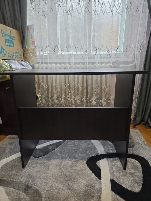 Бюро тъмно кафяво