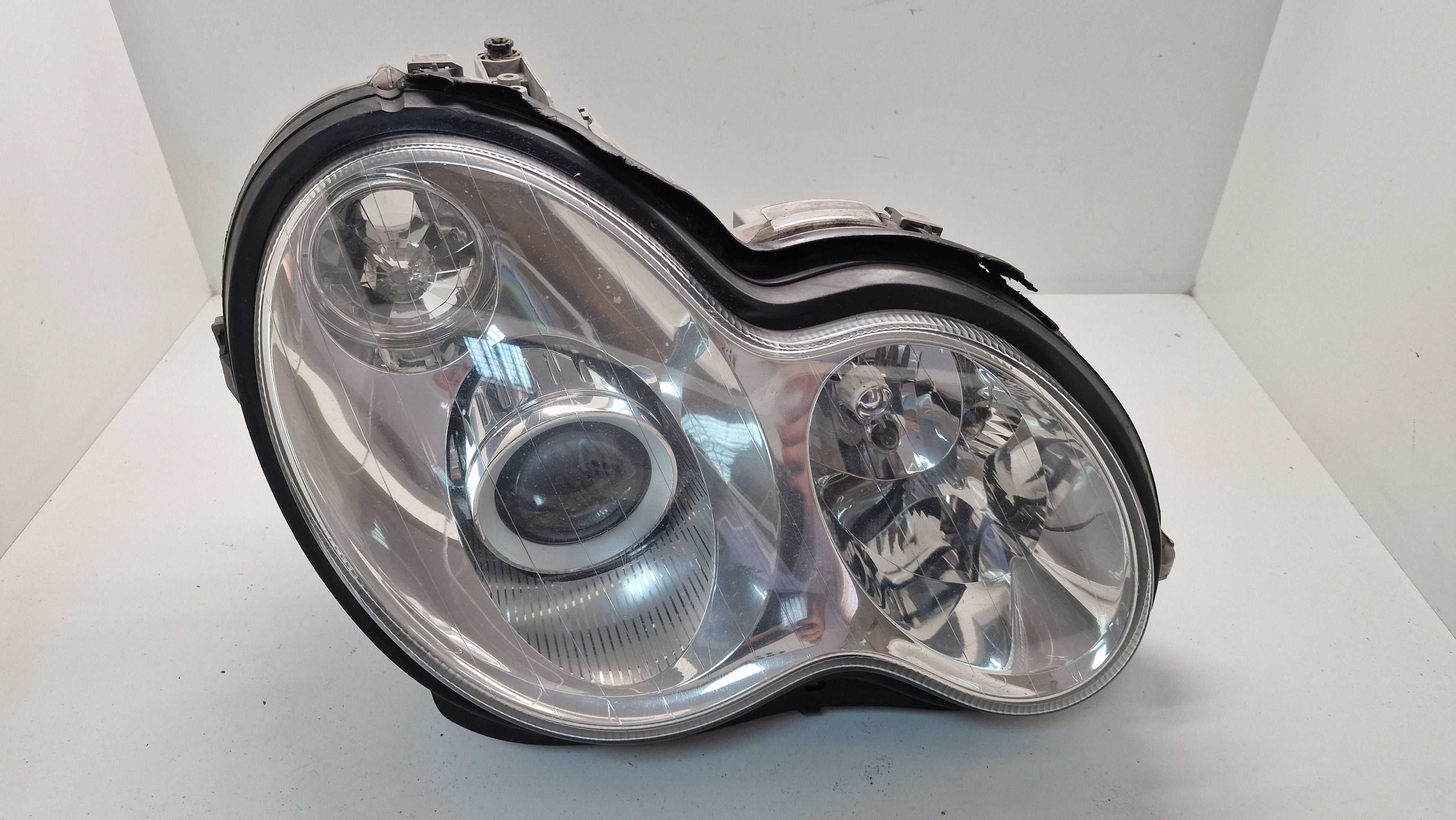 Мерцедес Ц-клас ксенон фар десен desen far Xenon Mercedes C-Class W203