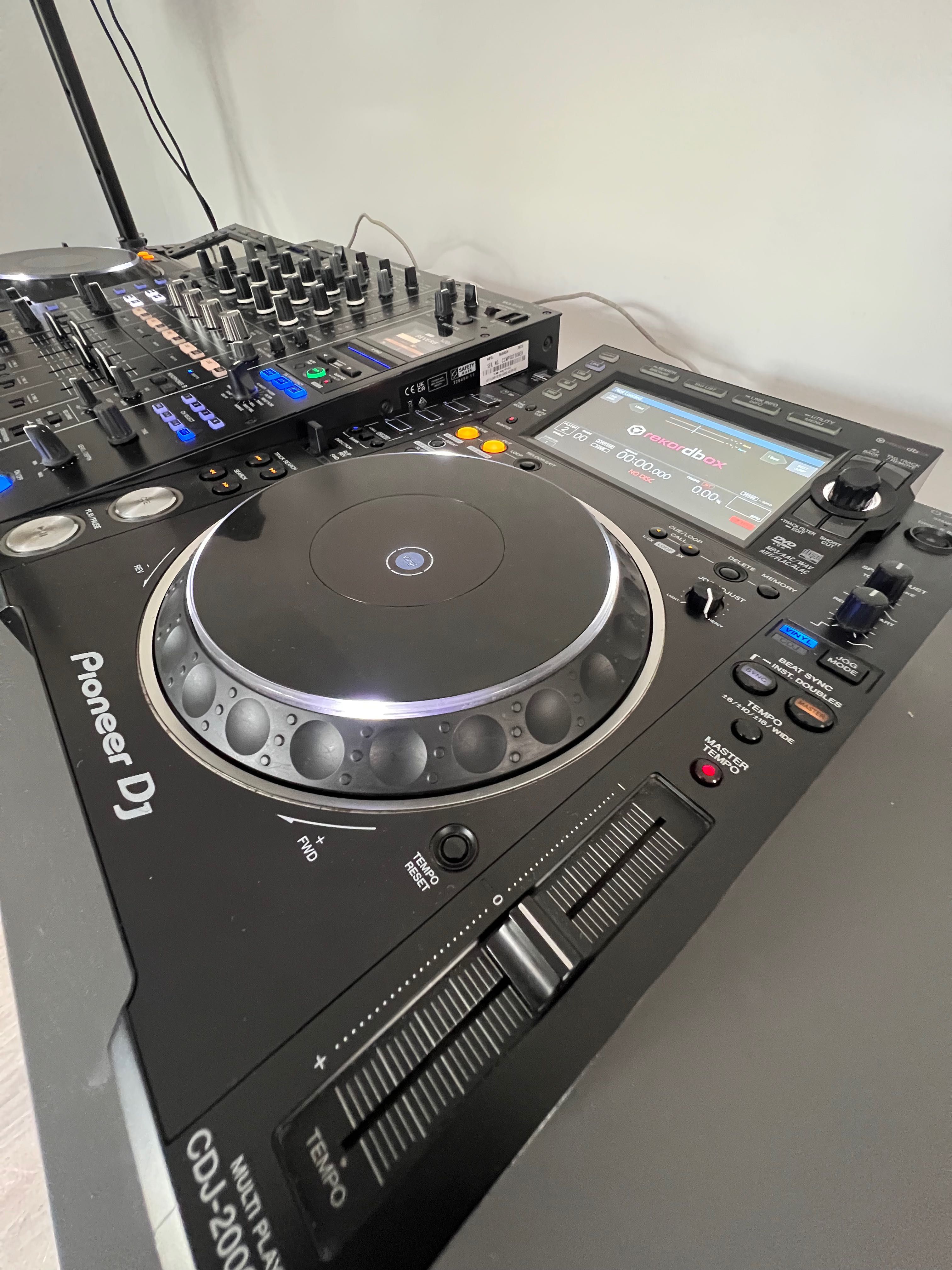 Pioneer CDJ-2000 NEXUS+Pioneer DJM - A9