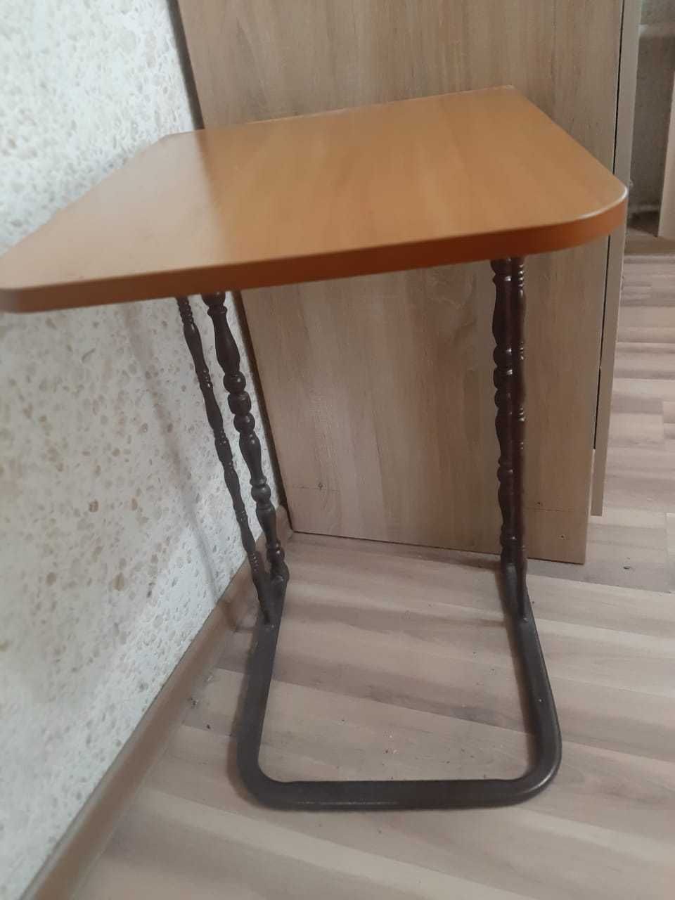 Небольшой изящный столик