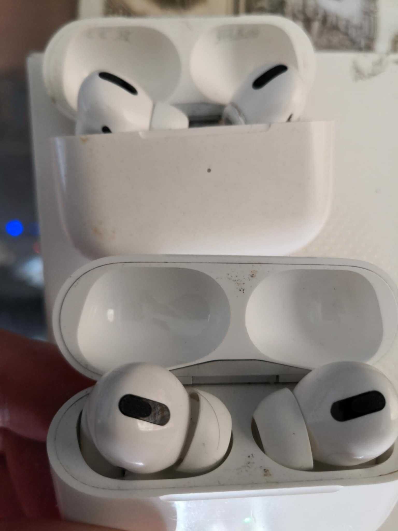 2 комплекта слушалки Aipods pro за части или ремонт