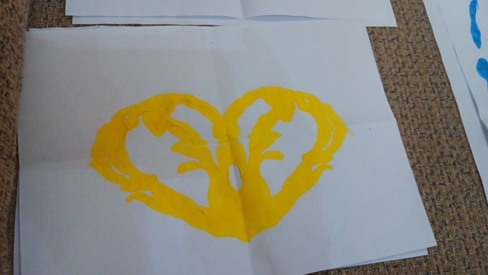 Рисунки които един чип е от бои а пък другият и е ме от моливи