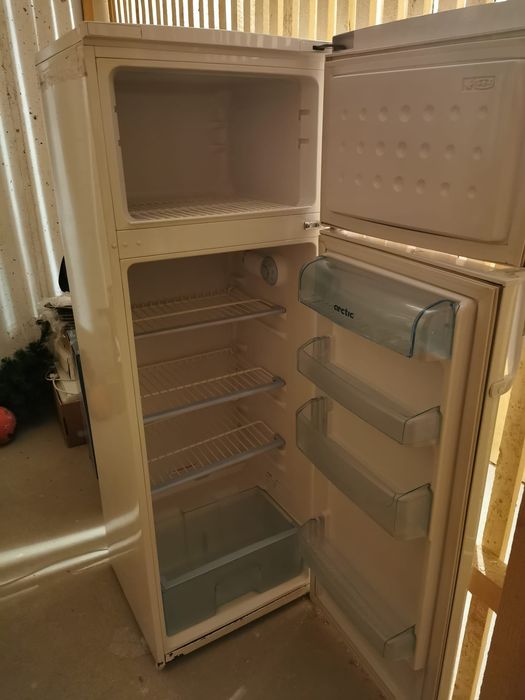 Vand frigider cu congelator