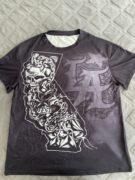 Темная футболка sk8 с черепом