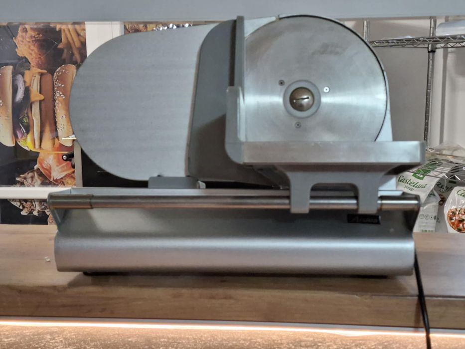 Vând feliator  aproape nou