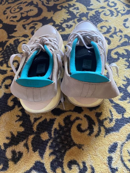 Adidasi sport Puma din piele intoarsa.