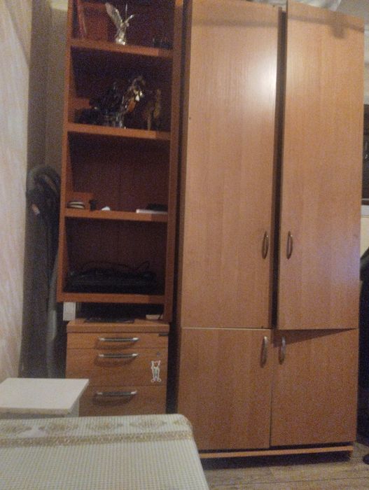 Шкаф для одежды на полке что то можно положить