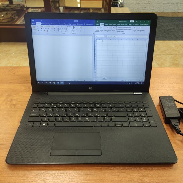 Ноутбук, заряд держит