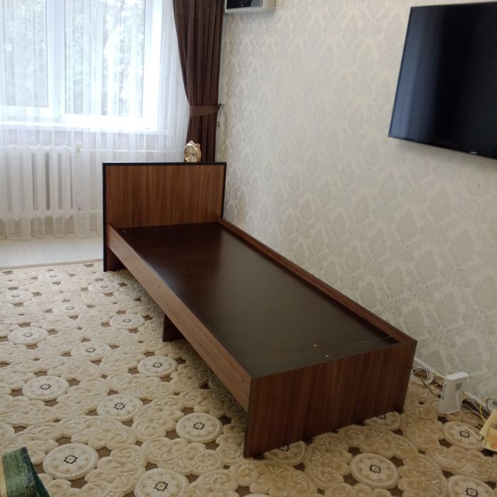 Кровать без матраса