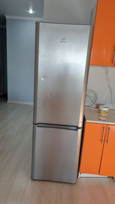 Холодильник " INDESIT ".
