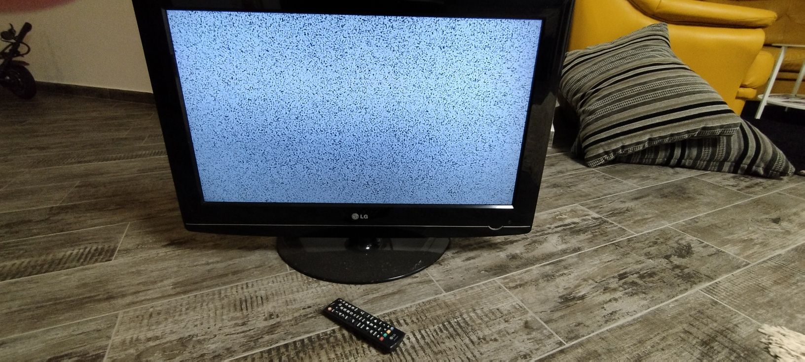 TV LCD lg de 80 cm ,funcționează ok și telecomanda