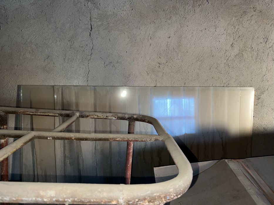 Стекло новое, в наличии 4 листа