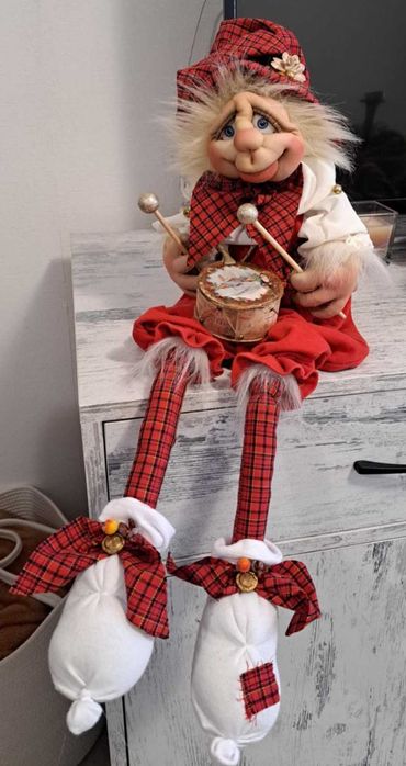 Гном в коледни цветове