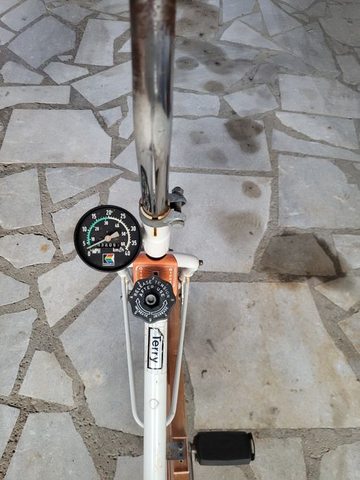 Продавам 2 бр фитнес уреди, велоергометър