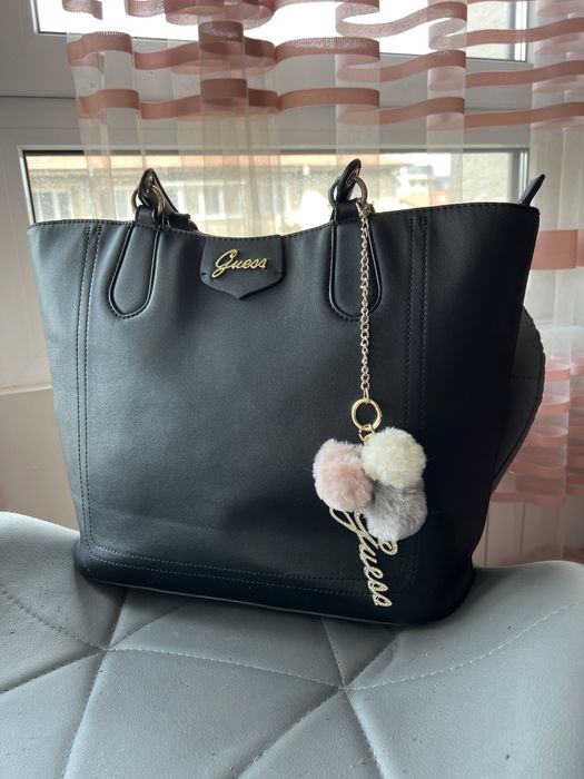 Черна кожена чанта Guess