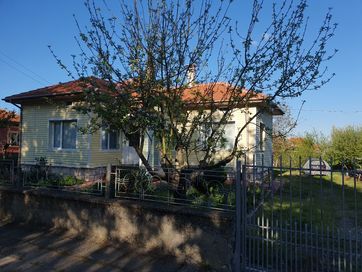 Къща с двор в град Дулово, до центъра.