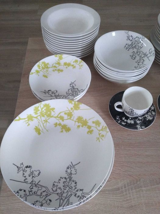 Set elegant de farfurii și ceșcuțe