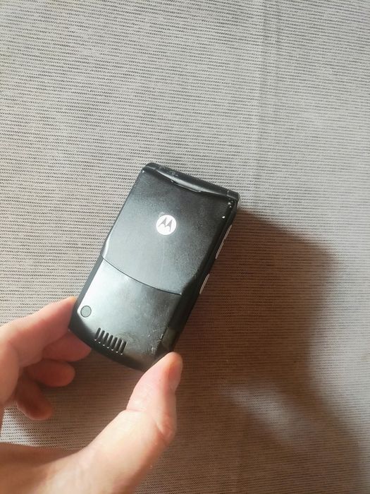 Motorola v3 cu încărcător ( decodat, stare foarte buna)