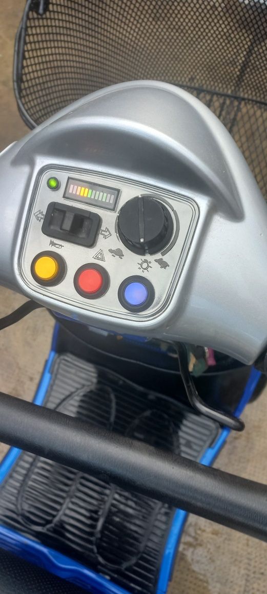 Cărucior pentru oameni cu dizabilități electric