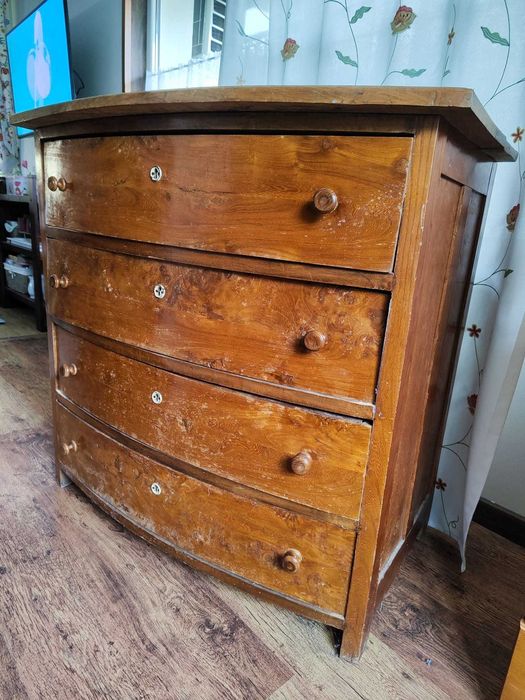 Старинен дървен скрин