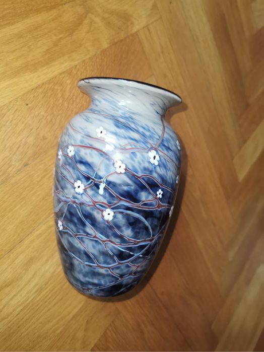 Ваза ръчно рисувана студийна стъклена  дизайнер Paul Bendzunas с цветя