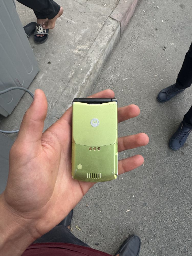 Motorola v3 ideal holatda bir qol ishlatilgan