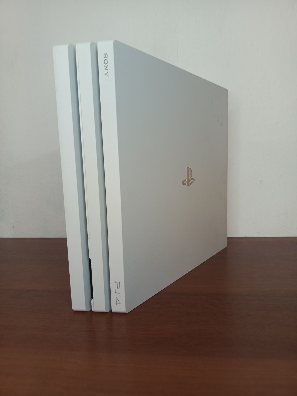 Ps4 PRO 1TB 4K UHD официальный 12.50 версия купленные 18 игры.