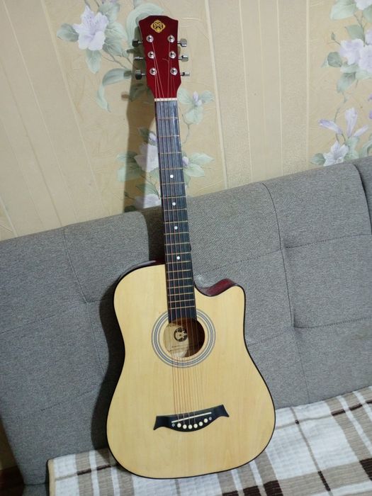 Продам гитару в хороший состояние