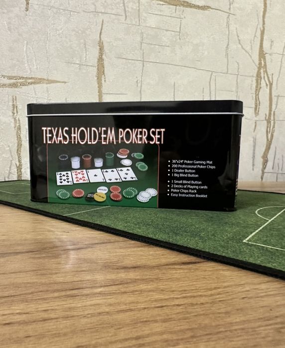 Набор для покера и блекджека,200 фишек с номиналом,карты и сукно.