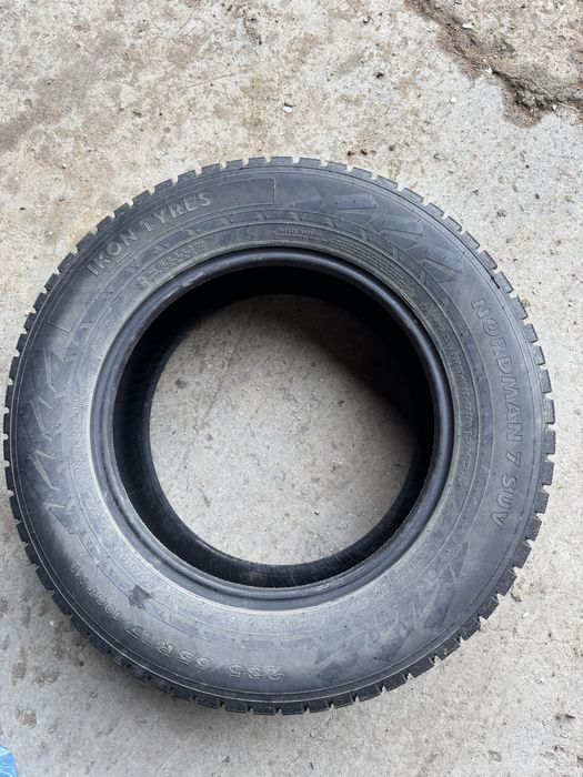 Зимние шипованные шины размер 235/65/17