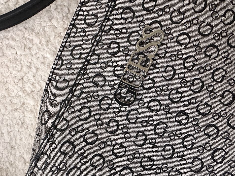 Оригинална чанта Guess