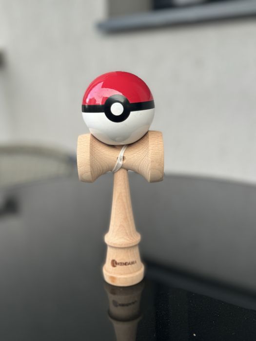 Kendama Pokémon roșu, alb, negru grip cu cutie